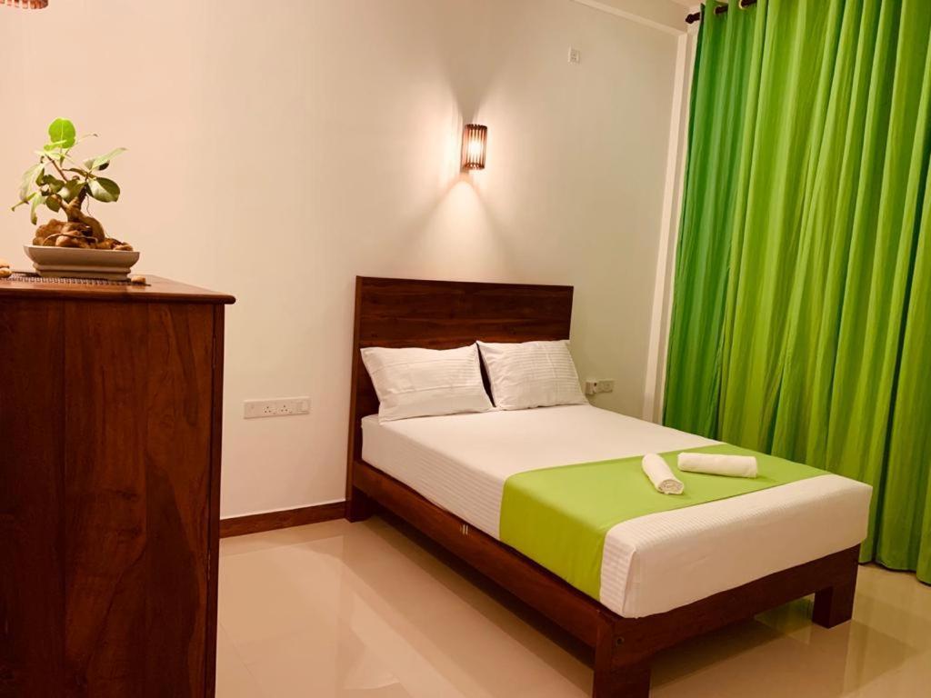 Elegant Lake House Tissamaharama Bagian luar foto